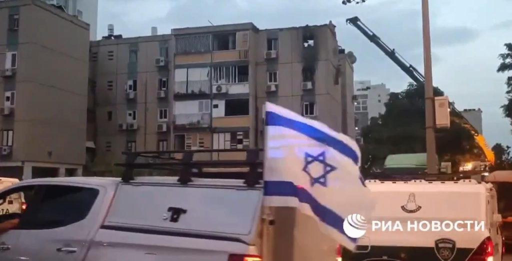 Následky raketového útoku na obytnú budovu v Tel Avive (27.10.2023) - záber z videa