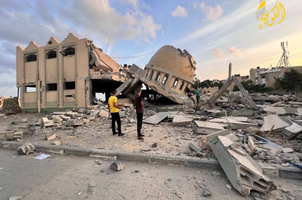 Pásmo Gaza, Gaza Strip - Po izraelských raketových úderoch mešita v Gaze (8.10.2023)