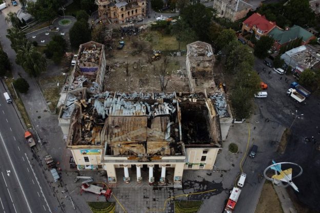 Pohľad zhora na Dom dôstojníkov vo Vinnici zničený raketovým útokom